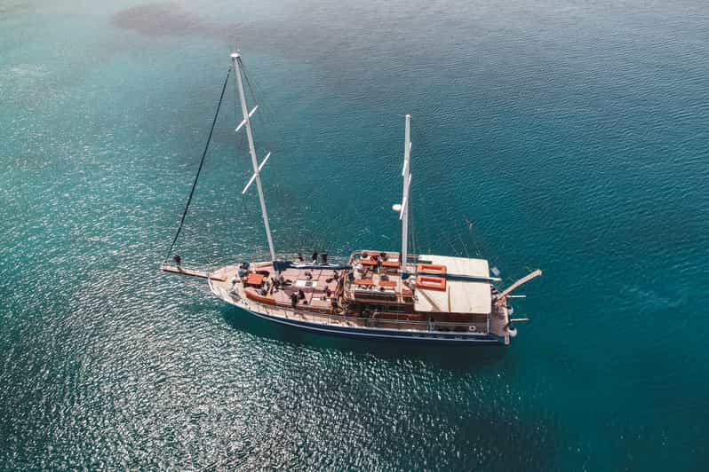 Atene: crociera sulla Riviera al tramonto con bevande illimitate