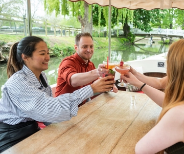 Oxford: Evening Sightseeing River Cruise with a Cocktail