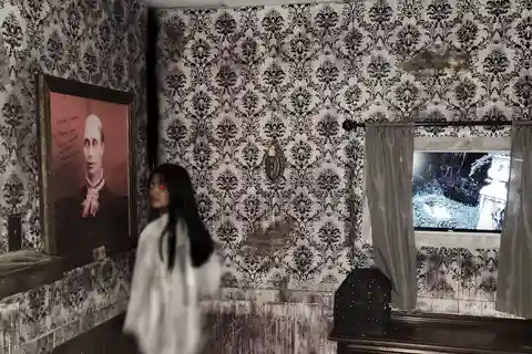 Northfield, NJ: Poltergeist Live Escape Room Experience