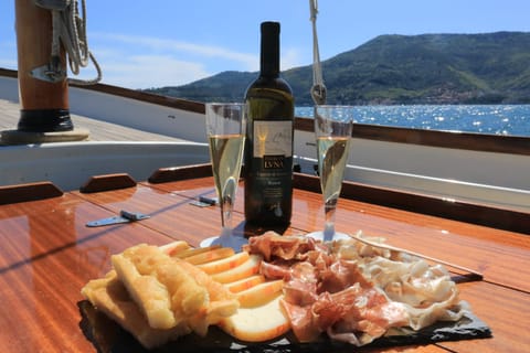 La Spezia: tour en barco al atardecer con aperitivo