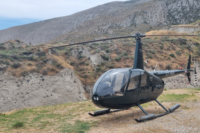 Santorini: Volo turistico privato in elicotteroSantorini: volo panoramico in elicottero privato di 20 minuti