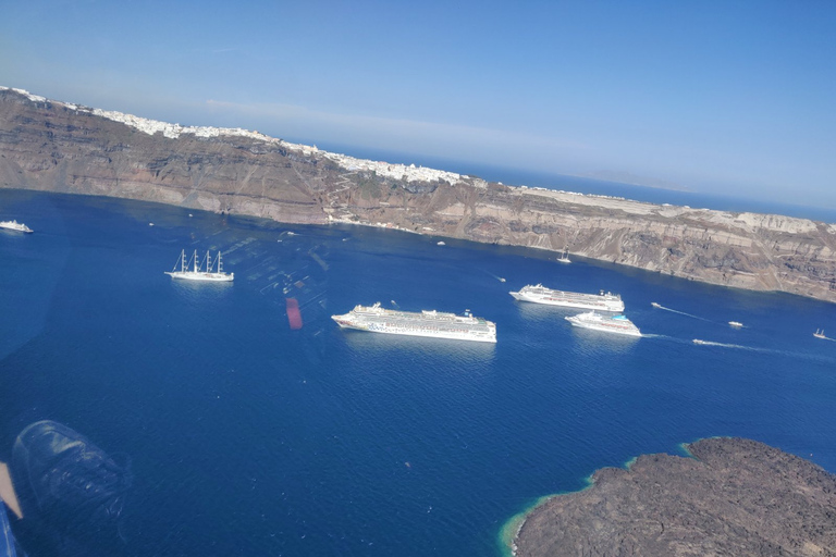 Santorini: Volo turistico privato in elicotteroSantorini: volo panoramico in elicottero privato di 20 minuti