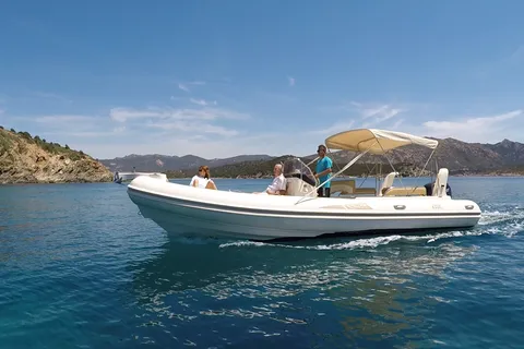 Au départ de Chia : Promenade en bateau à Cala Zafferano avec plongée en apnée