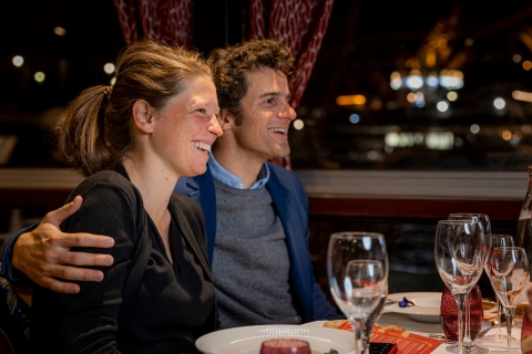 París: crucero por el río Sena con cena de 3 platos y música en vivoCrucero con cena de las 18:45