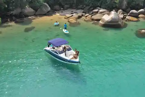 Tour privado en lancha rápida por las Islas Idílicas de Paraty