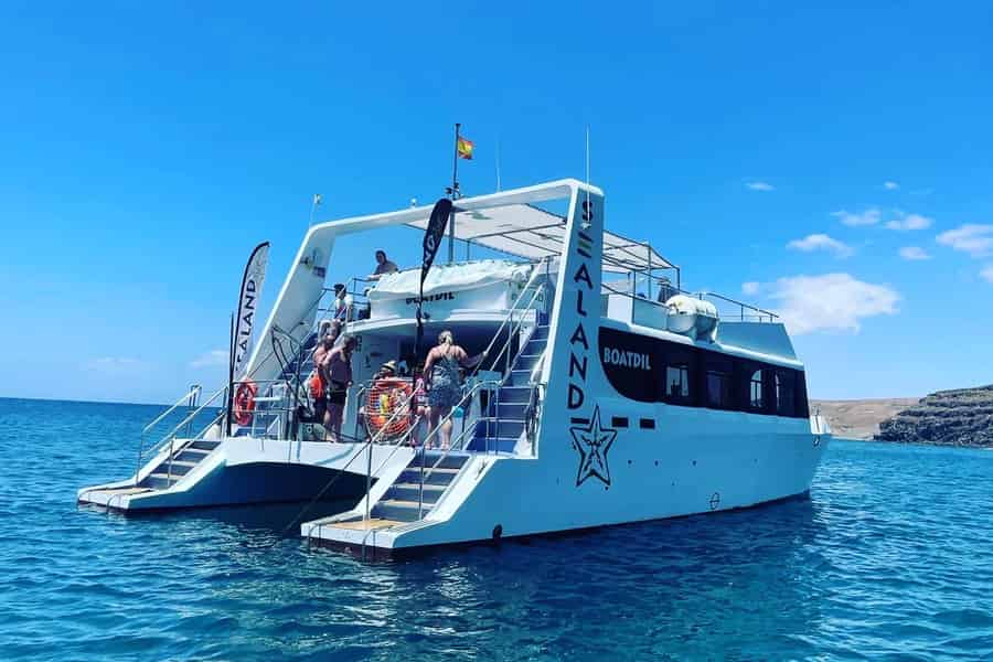 Südöstliche Fuerteventura: Bootsfahrt mit Mittagessen und Getränken. Foto: GetYourGuide Südöstliche Fuerteventura: Bootsfahrt mit Mittagessen und Getränken. Foto: GetYourGuide