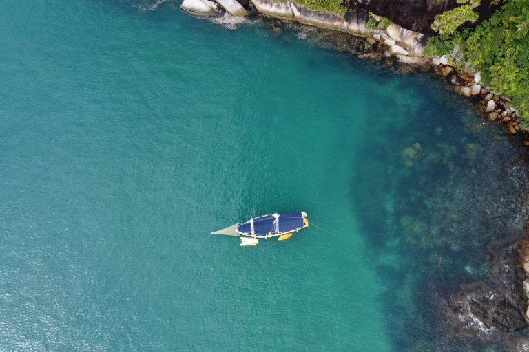 Bahía de Paraty: Tour en barco por las islas y playas con snorkelExcursión en Goleta con 1 Caipirinha