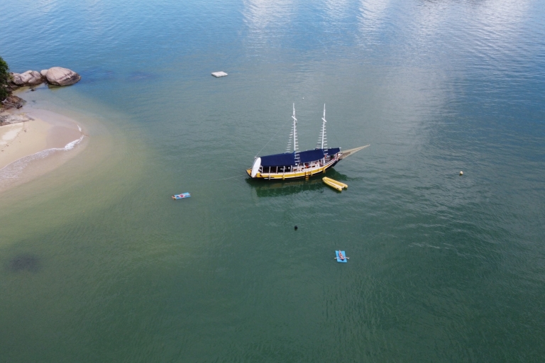 Baie de Paraty : Tour en bateau des îles et des plages avec plongée en apnéeExcursion en goélette avec 1 Caipirinha
