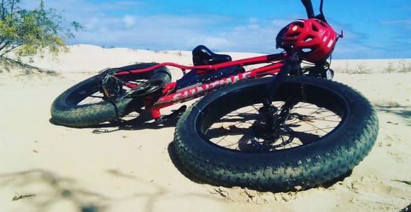 Mountainbike lehnt an einer Vulkangesteinsmauer auf einem Weg im Norden von Fuerteventura