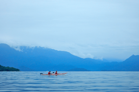 Paraty Bay: tour di mezza giornata di mangrovie e spiagge in kayakParaty Bay: tour di mezza giornata delle mangrovie e delle spiagge in kayak