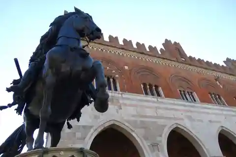 Piacenza: Guided Historical Walking Tour & Old Center
