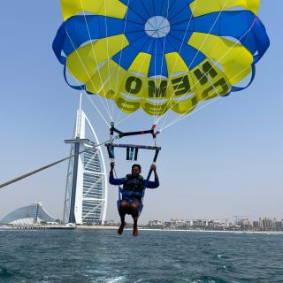 Dubai: Parasailing-Erlebnis mit Blick auf das Burj Al Arab