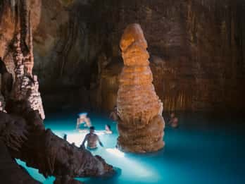 Mallorca: Cala Romántica Cliff Hike and Sea Cave Tour
