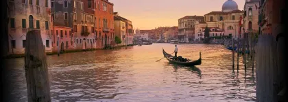 Venedig: Gondelfahrt bei Sonnenuntergang und geführte Stadtrundfahrt