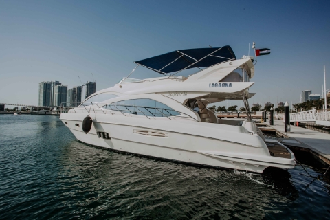 Dubai: Fahrt mit der Luxusyacht durch die Landschaft