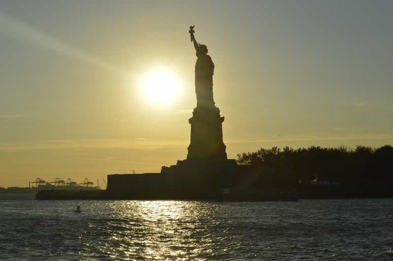 New York Rondvaart Naar Vrijheidsbeeld Bij Zonsondergang Getyourguide