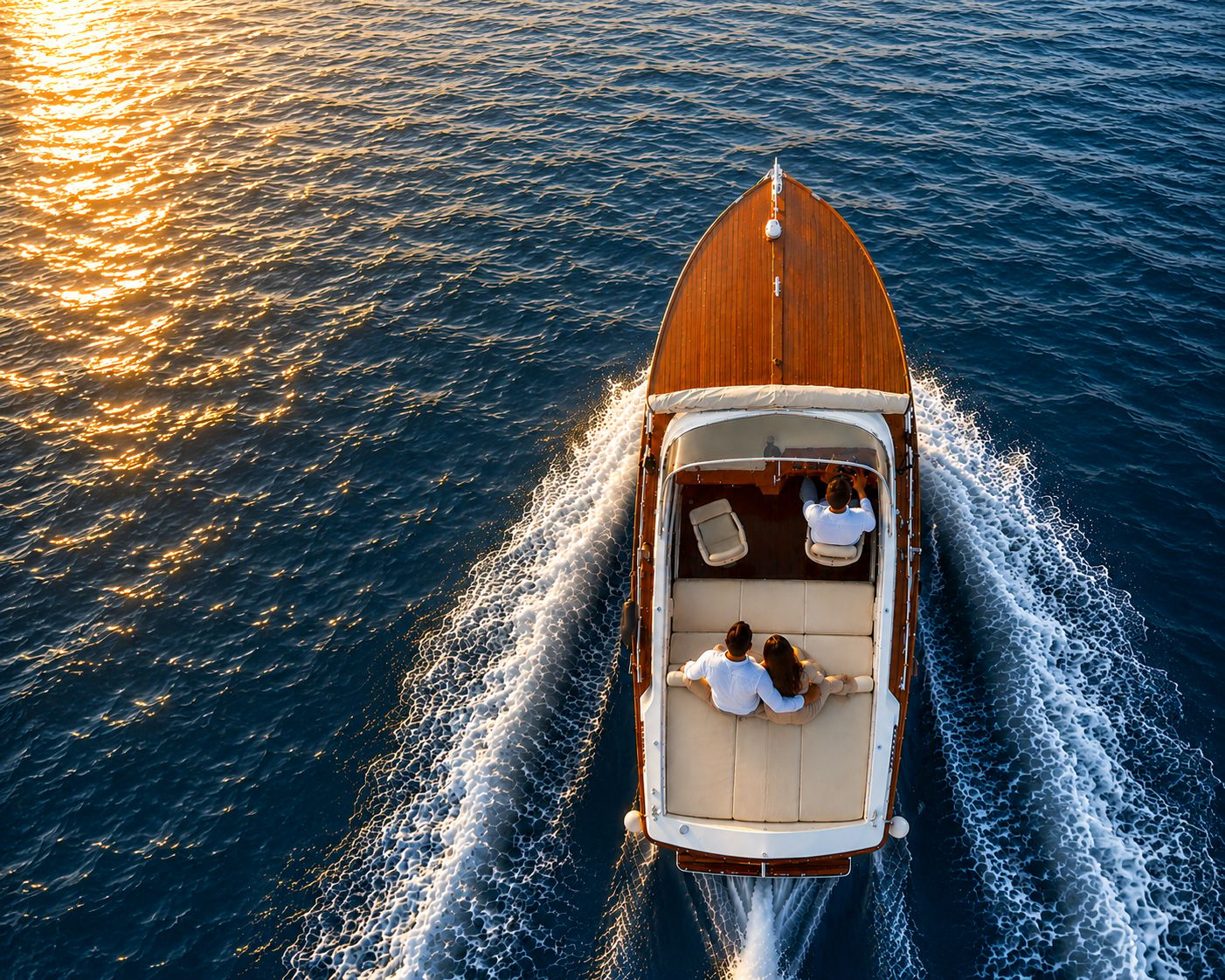 Sirmione „Dolce Vita“: Luxus-Vintage-Boot mit Skipper, auch bei Sonnenuntergang!