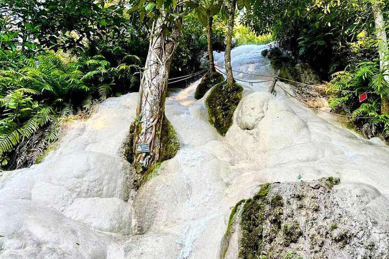 Ciesz się Sticky Waterfall i Parkiem Narodowym Chet Si Fountain