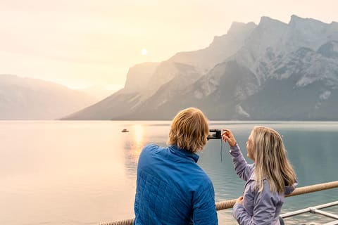 Lake Louise: Open-Top Shuttle to Moraine and Lake Louise
