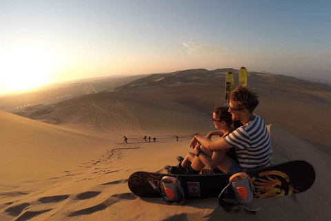 Van Ica | Sandboarden in de Ica woestijn bij zonsondergang