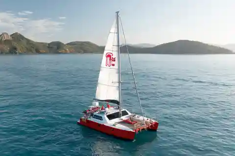 Tongarra: All-Inclusive Day Sail