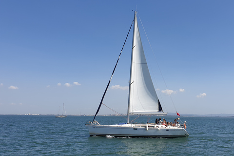 Lisbon: Sailing Tour with Drinks and Snacks