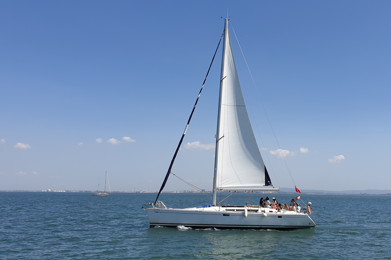 Lisbona: Tour in barca a vela con bevande e spuntini