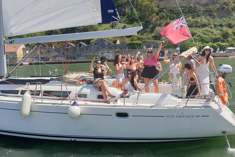 Lisboa: Passeio de barco com bebidas e lanches