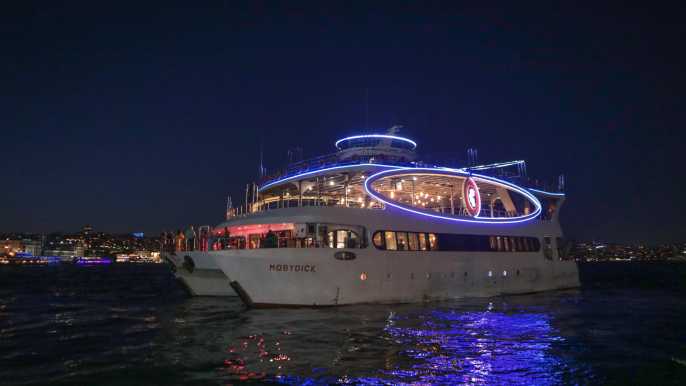 Istanbul: Bosphorus Strait Catamaran Cruise with Dinner