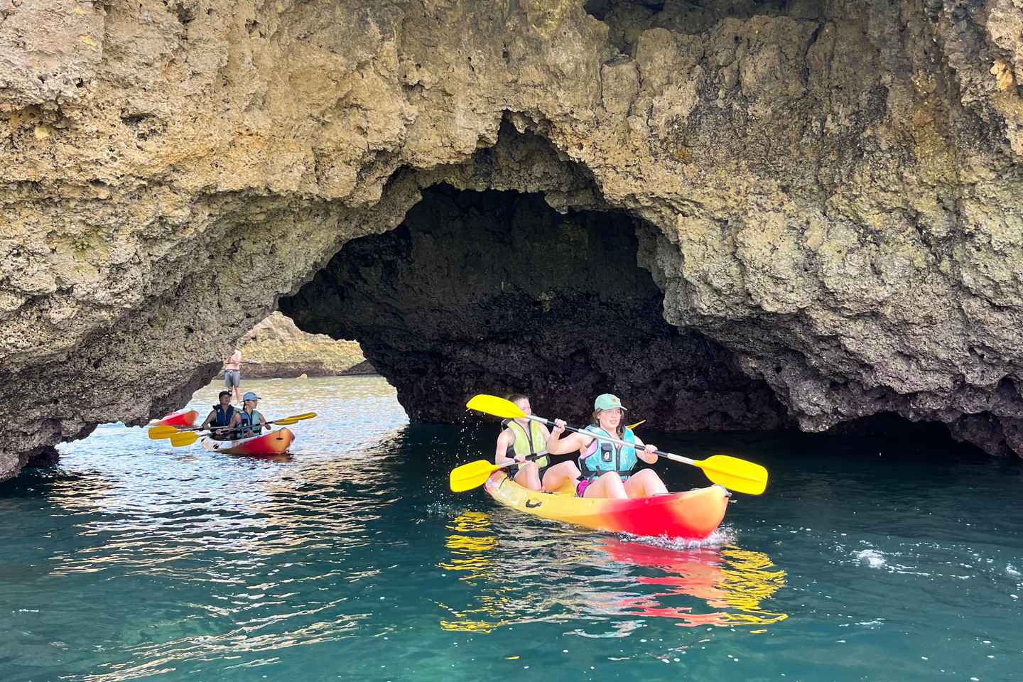 Kayak à Albufeira : Grottes et Falaises en 2 Heures