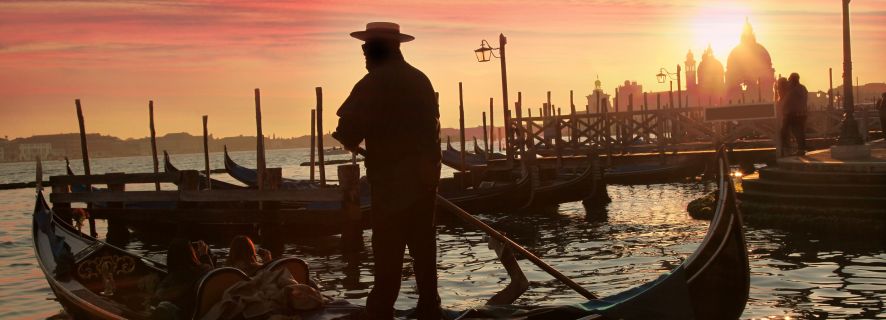 Venice: Gondola Sunset and Evening Walking Tour with Tasting