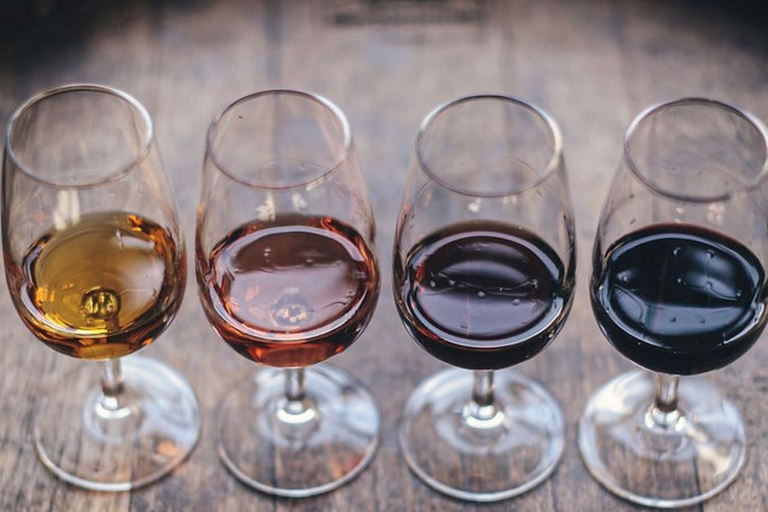 جولة رشفة في 3 مصانع نبيذ عائلية في ريوخا3-4 أشخاص