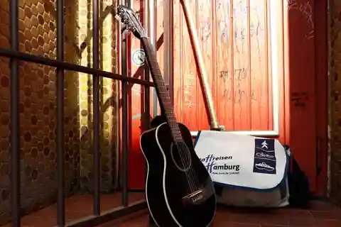 Hamburg: St. Pauli Walking Tour with Live Music