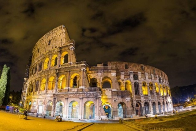Visit Rome Guided Colosseum Night Tour in Roma