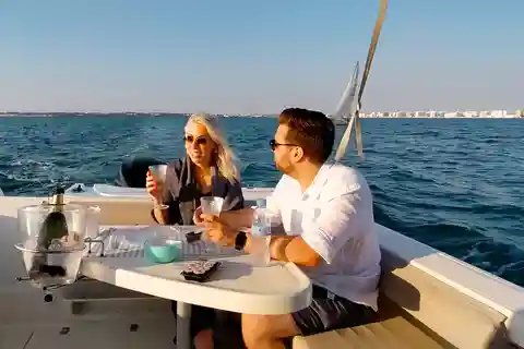 Cádiz: Private Sun Cruise for 2 with Aperitivo and Wine