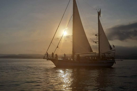 Estepona: croisière en voilier au coucher du soleil avec boisson