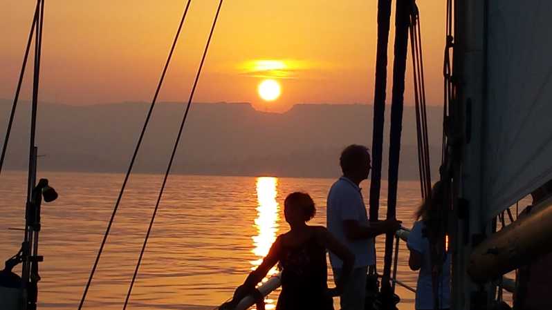 Estepona: Sunset Sailboat Cruise with Drink