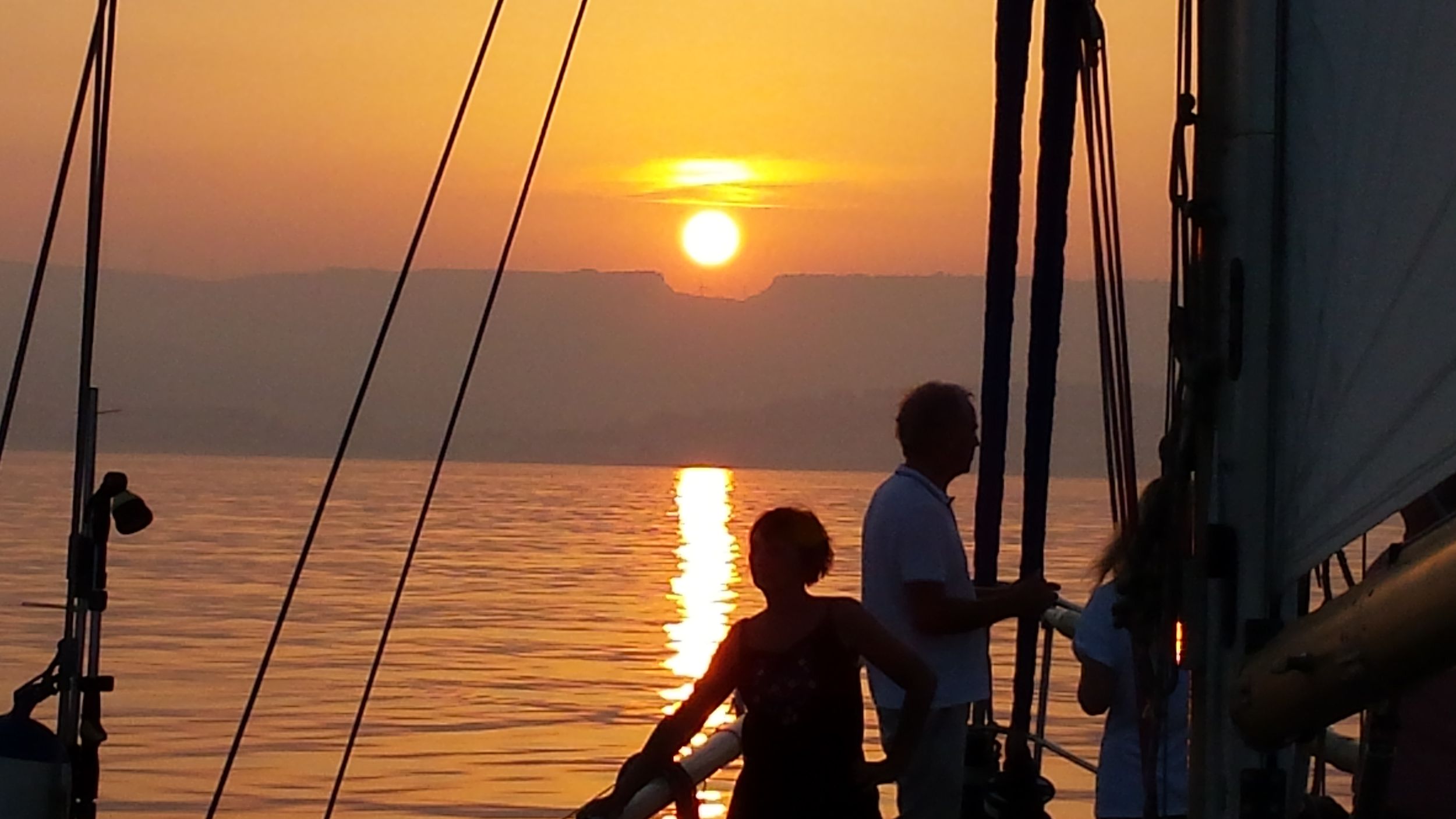 Estepona: Segelbootfahrt bei Sonnenuntergang mit Getränk