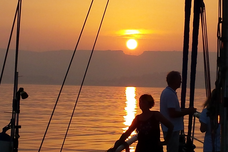 Estepona: croisière en voilier au coucher du soleil avec boisson