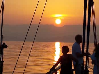 Estepona: Seilbåtcruise i solnedgang med drikke