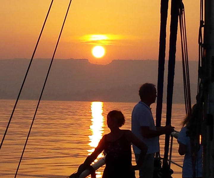 Estepona: Sunset Sailboat Cruise with Drink