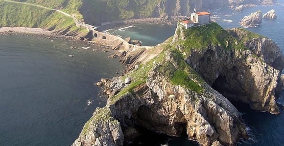 Bilbao: San Juan de Gaztelugatxe and Txakoli Wine Day Trip