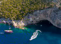 NYDRI, bateau en bois à temps plein avec BBQ & Drinks - Housity