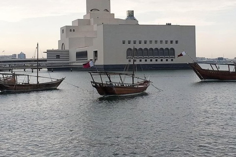 Doha: Private City Highlights Tour mit Dhow Boat Cruise