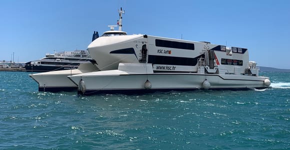 Ab Split: Fährtransfer nach Bol auf der Insel Brač und zurück