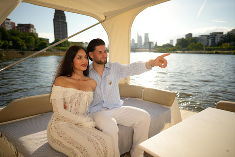 Frankfurt: Romantic boat tour for two guests with skyline view