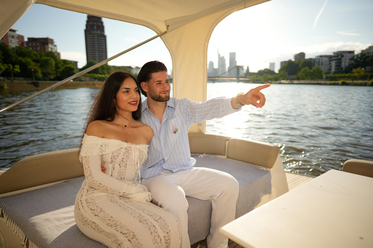 Frankfurt: Romantic boat tour for two guests with skyline view