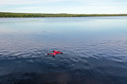 De Rovaniemi: flotteur du lac de la forêt au soleil de minuitOption standard