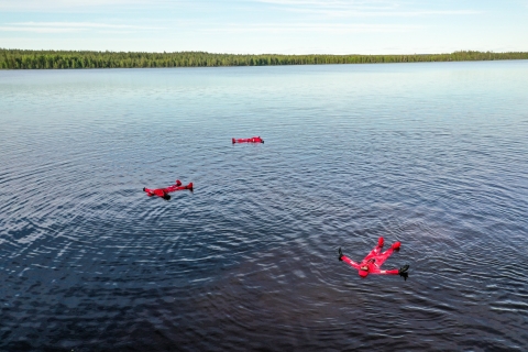 De Rovaniemi: flotteur du lac de la forêt au soleil de minuitOption standard