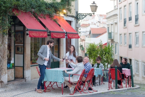 Lizbona: Lokalna wycieczka kulinarna z przewodnikiem z Petiscos i winem